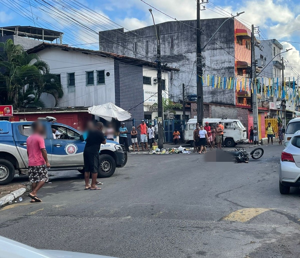 Dupla que ocupava motocicleta é morta a tiros no bairro de Santa Mônica, em Salvador