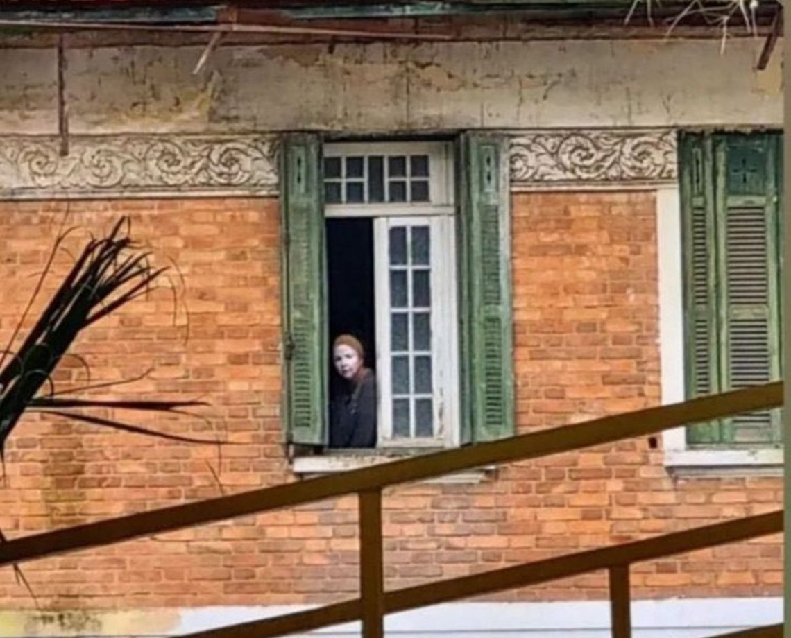 Jornalista descobre mulher procurada pelo FBI vivendo em mansão de São Paulo e caso viraliza; entenda