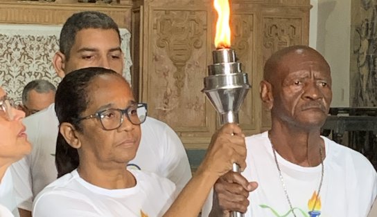 Para relembrar início da Independência da Bahia, fogo simbólico é acesso em missa em Cachoeira