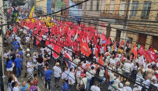 Dois de Julho tem cortejo marcado por presença de lideranças políticas e tumulto nas passagens de Lula e ACM Neto