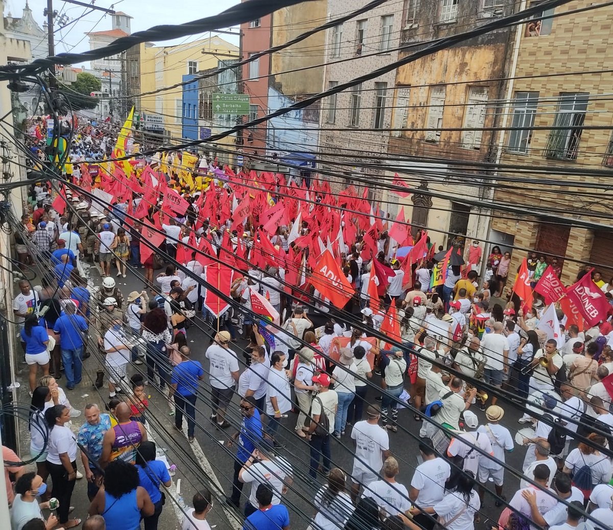 Dois de Julho tem cortejo marcado por presença de lideranças políticas e tumulto nas passagens de Lula e ACM Neto