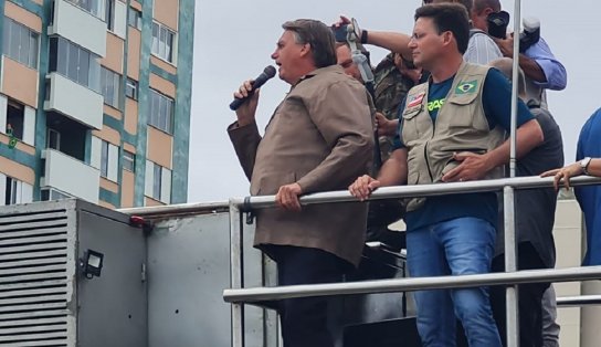 Apoiadores de Bolsonaro realizam "motociata" com o presidente pela orla marítima de Salvador