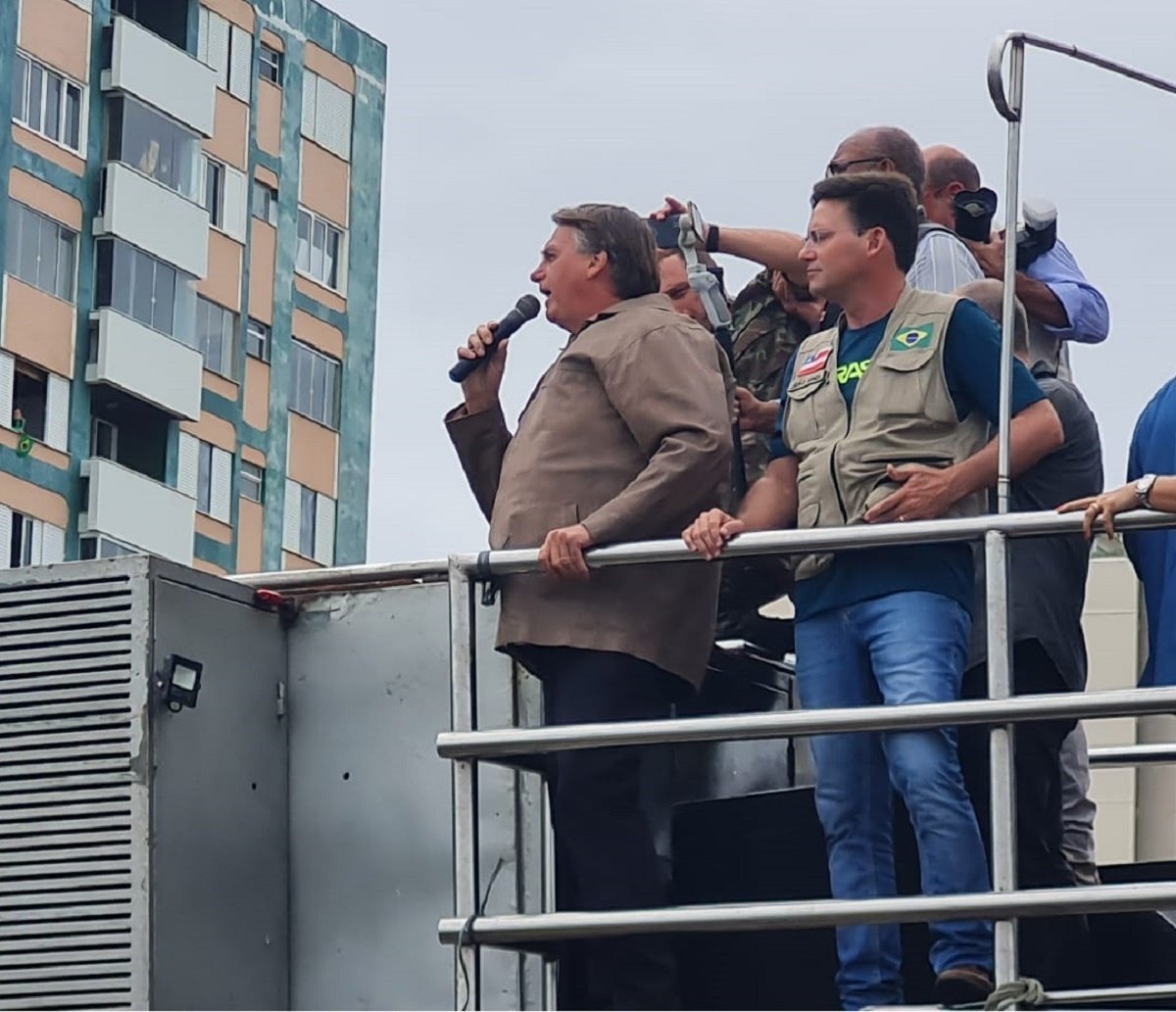 Apoiadores de Bolsonaro realizam "motociata" com o presidente pela orla marítima de Salvador