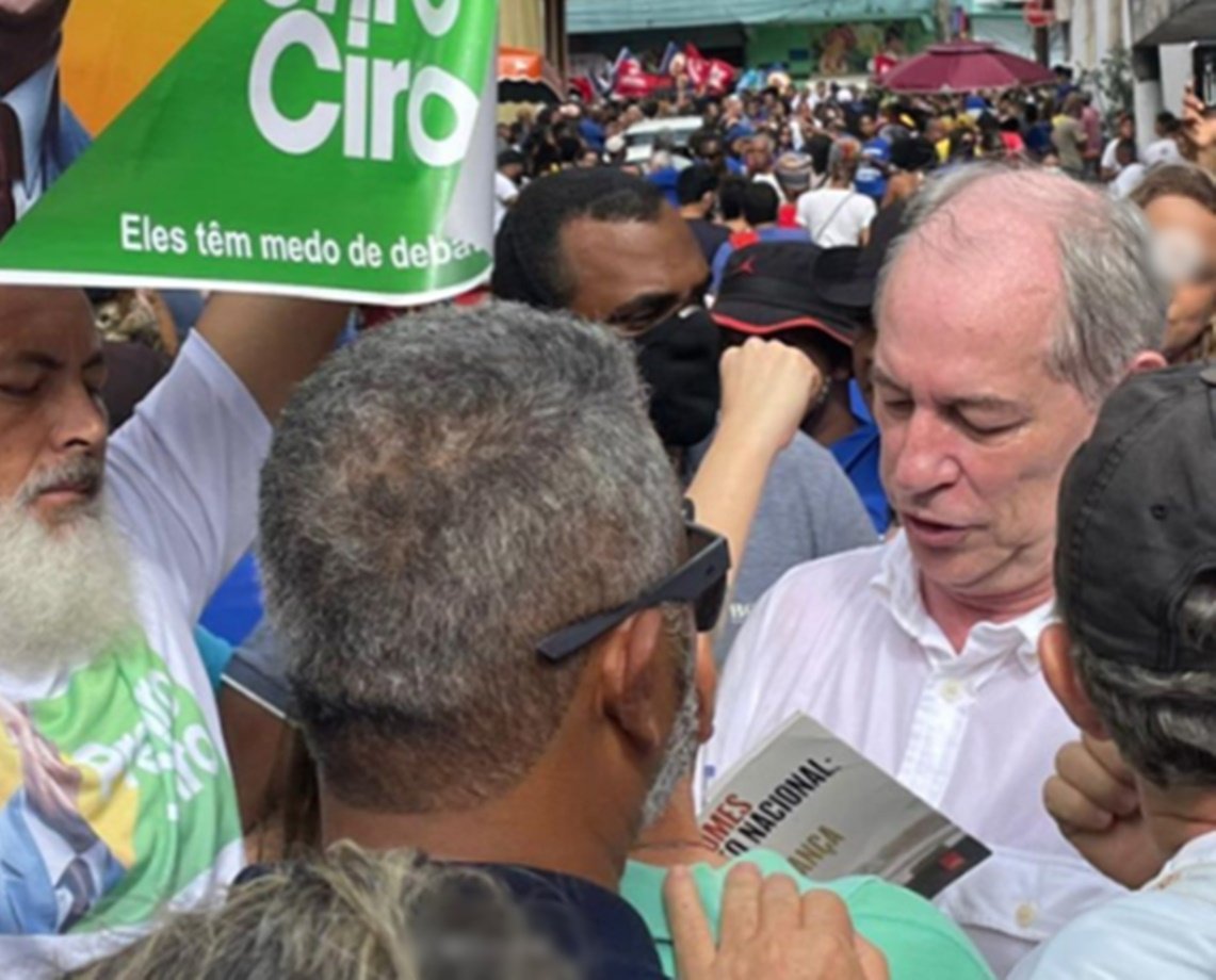 No 2 de Julho, Ciro diz que é bom sentir "calor baiano" e destaca história da data: "aqui se matou e morreu"