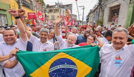 VÍDEO: confira como foi a passagem de Lula pelo 2 de Julho; pré-candidato andou cerca de 1 km    