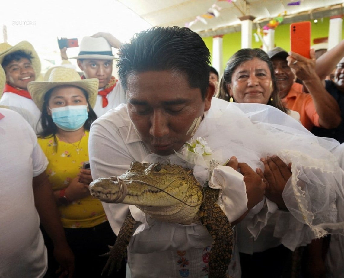 Prefeito mexicano se casa com jacaré vestido de noiva para garantir prosperidade; cerimônia faz parte de ritual antigo