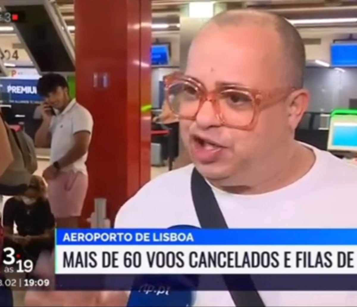 Brasileiro fica preso em aeroporto internacional e viraliza em entrevista: "to com a mesma cueca há seis dias"