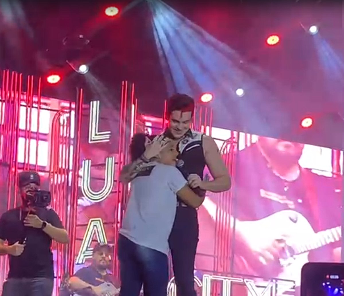 VÍDEO: Luan Santana dança agarradinho com fã que entregou carta gigantesca em show de Salvador