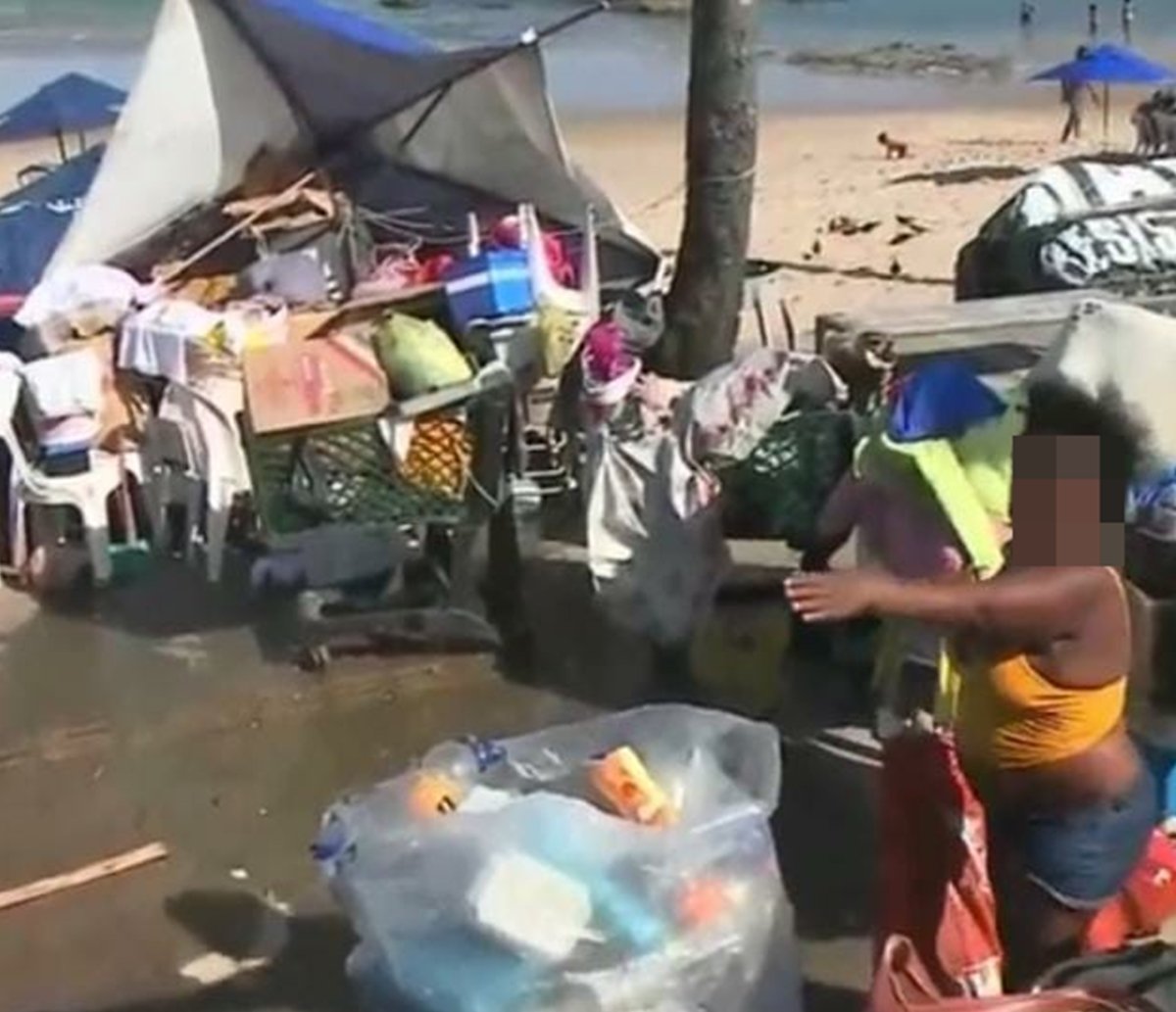 Em protesto contra mau cheiro e sujeira, comerciantes de Itapuã jogam itens de moradora em situação de rua no chão