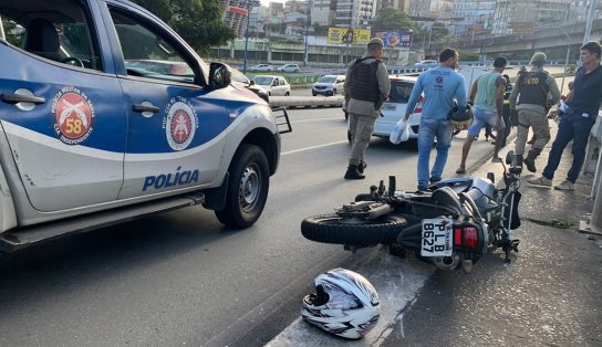 Homem cai de viaduto de 15 metros de altura após acidente com motocicleta, na Avenida Bonocô; veja vídeo