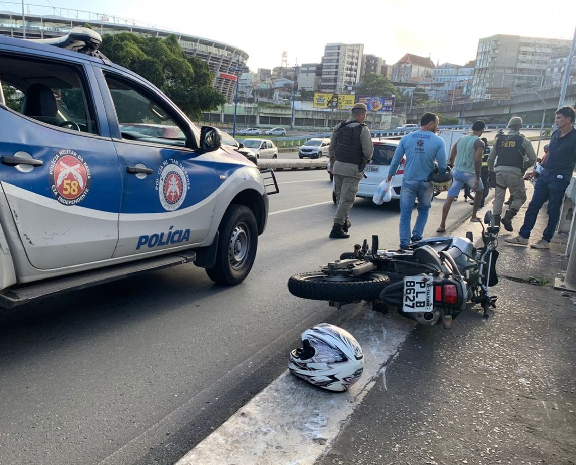 Homem cai de viaduto de 15 metros de altura após acidente com motocicleta, na Avenida Bonocô; veja vídeo