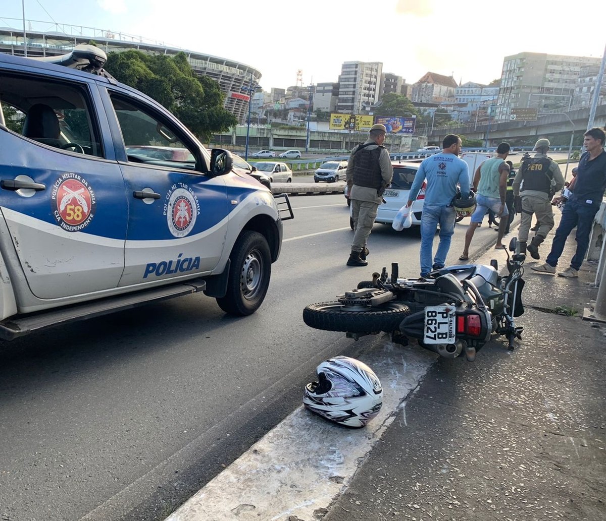 Homem cai de viaduto de 15 metros de altura após acidente com motocicleta, na Avenida Bonocô; veja vídeo