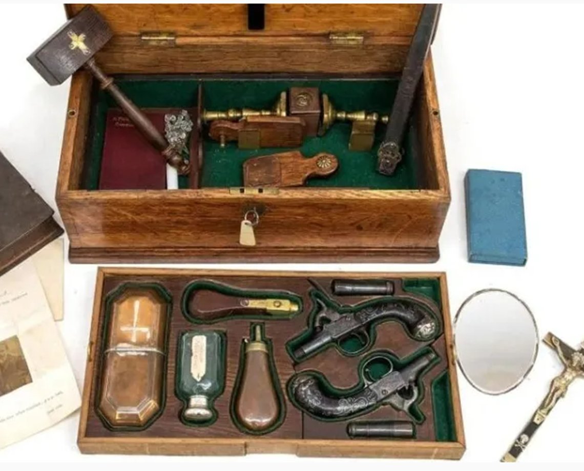 Antigo kit para matar vampiros gera disputa em leilão e é vendido por preço seis vezes maior que o estimado