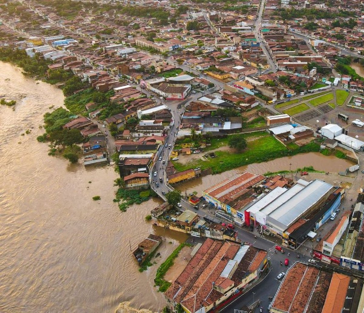 Chuvas deixam maioria dos municípios alagoanos em estado de emergência; mais de 56 mil estão desabrigados