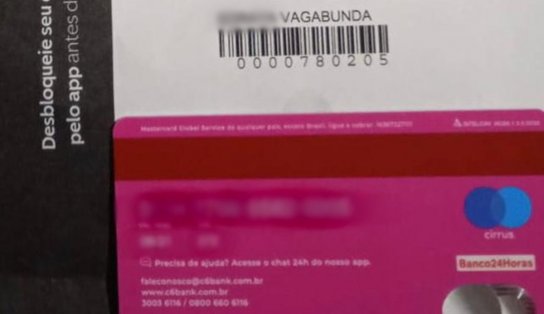 Mulher entra com processo contra banco após receber um cartão de crédito com o sobrenome "vagabunda"