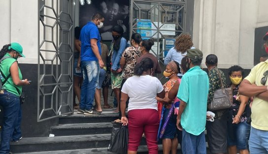 Longa fila se forma para recadastramento do CadÚnico em Salvador  