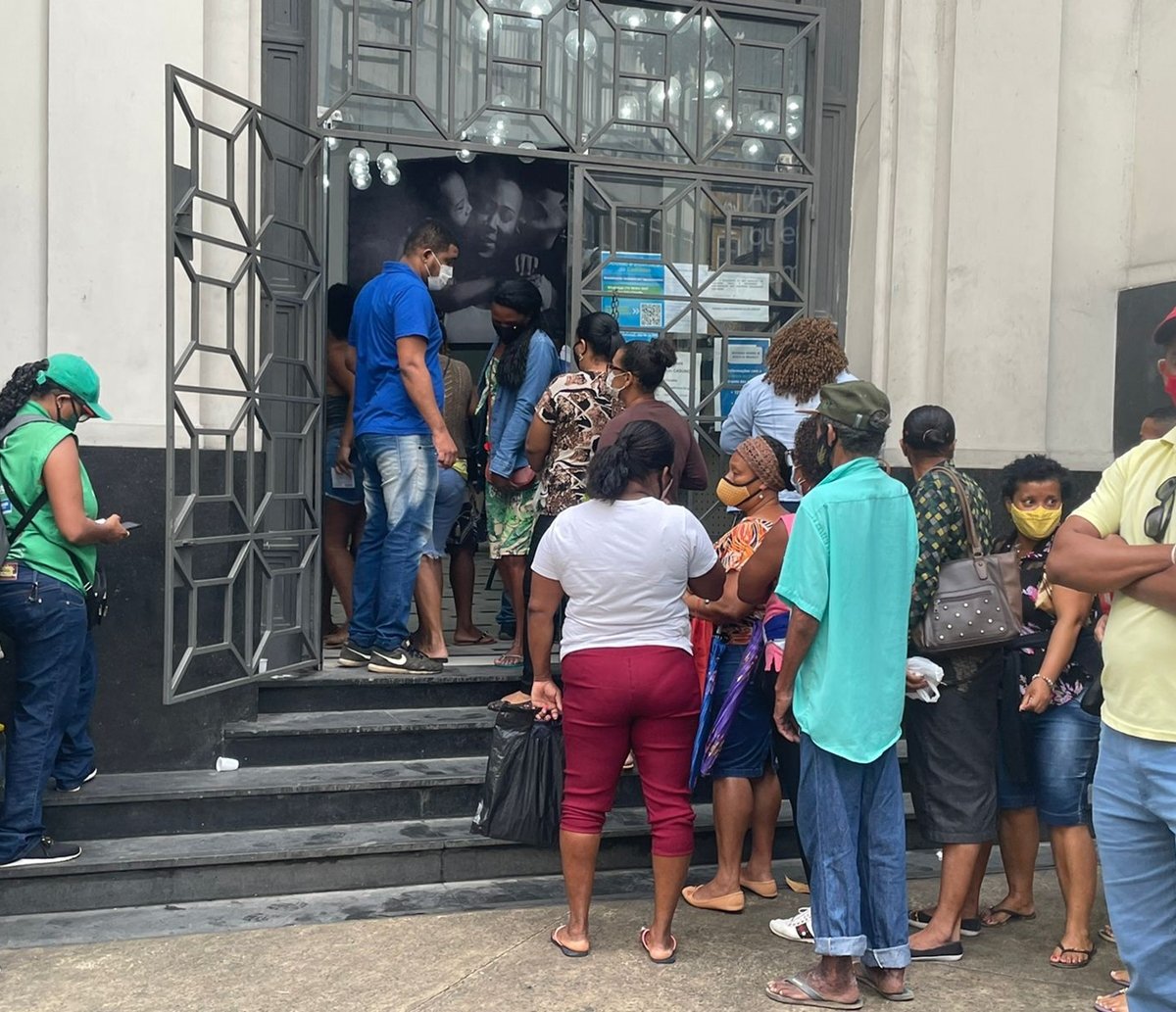 Longa fila se forma para recadastramento do CadÚnico em Salvador  