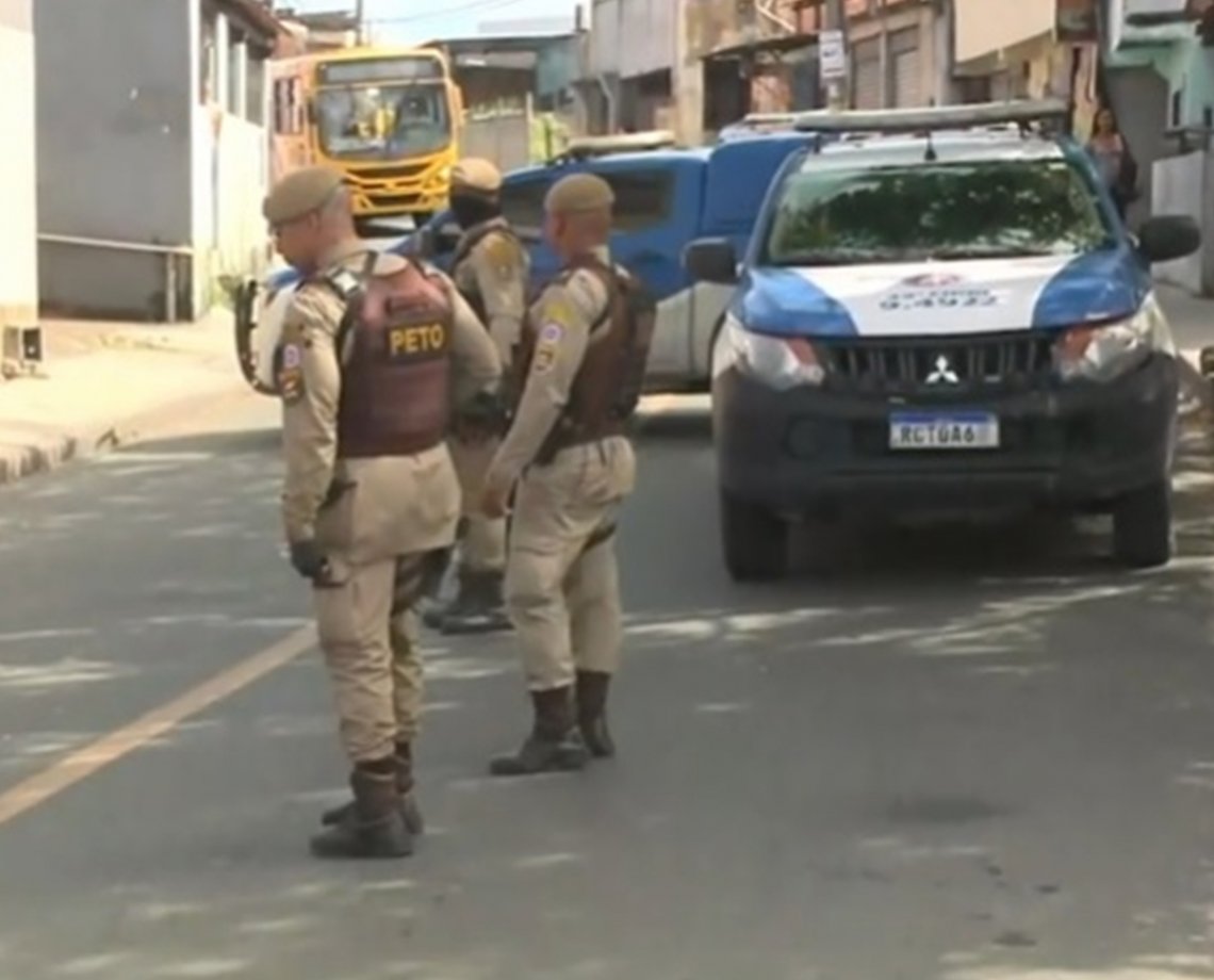 Protesto por jovem supostamente sequestrado pela PM tem confusão após Rondesp chegar com truculência em Salvador; assista 