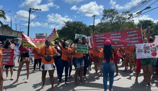 Companheiras e familiares de presidiários do Complexo da Mata Escura fazem manifestação após suspensão de visitas 