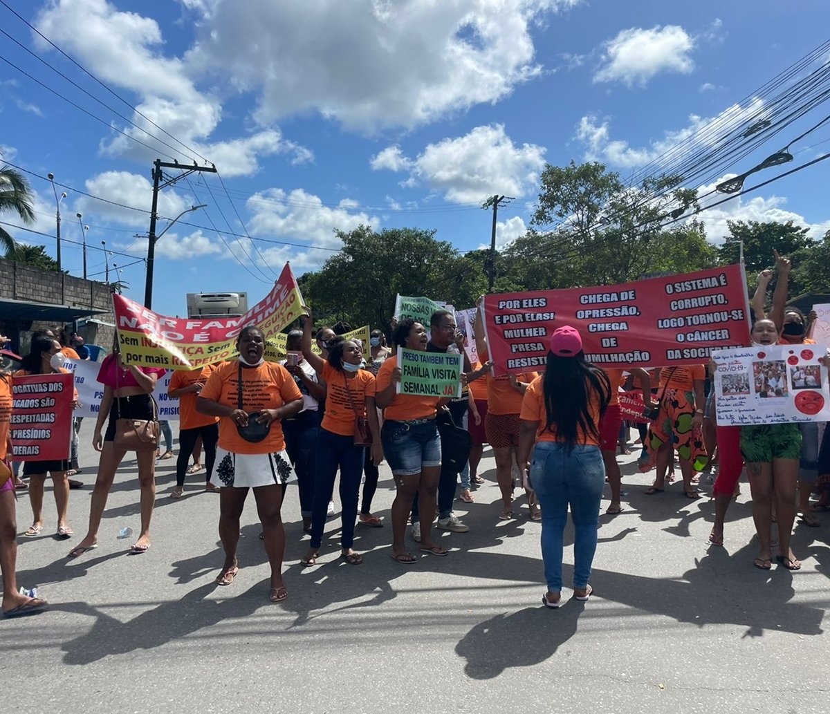 Companheiras e familiares de presidiários do Complexo da Mata Escura fazem manifestação após suspensão de visitas 