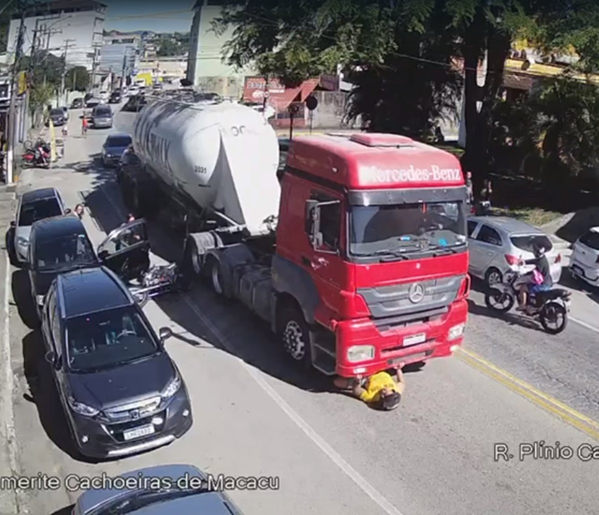 Nasceu de novo: homem é jogado contra carreta e sobrevive de forma surpreendente; assista  