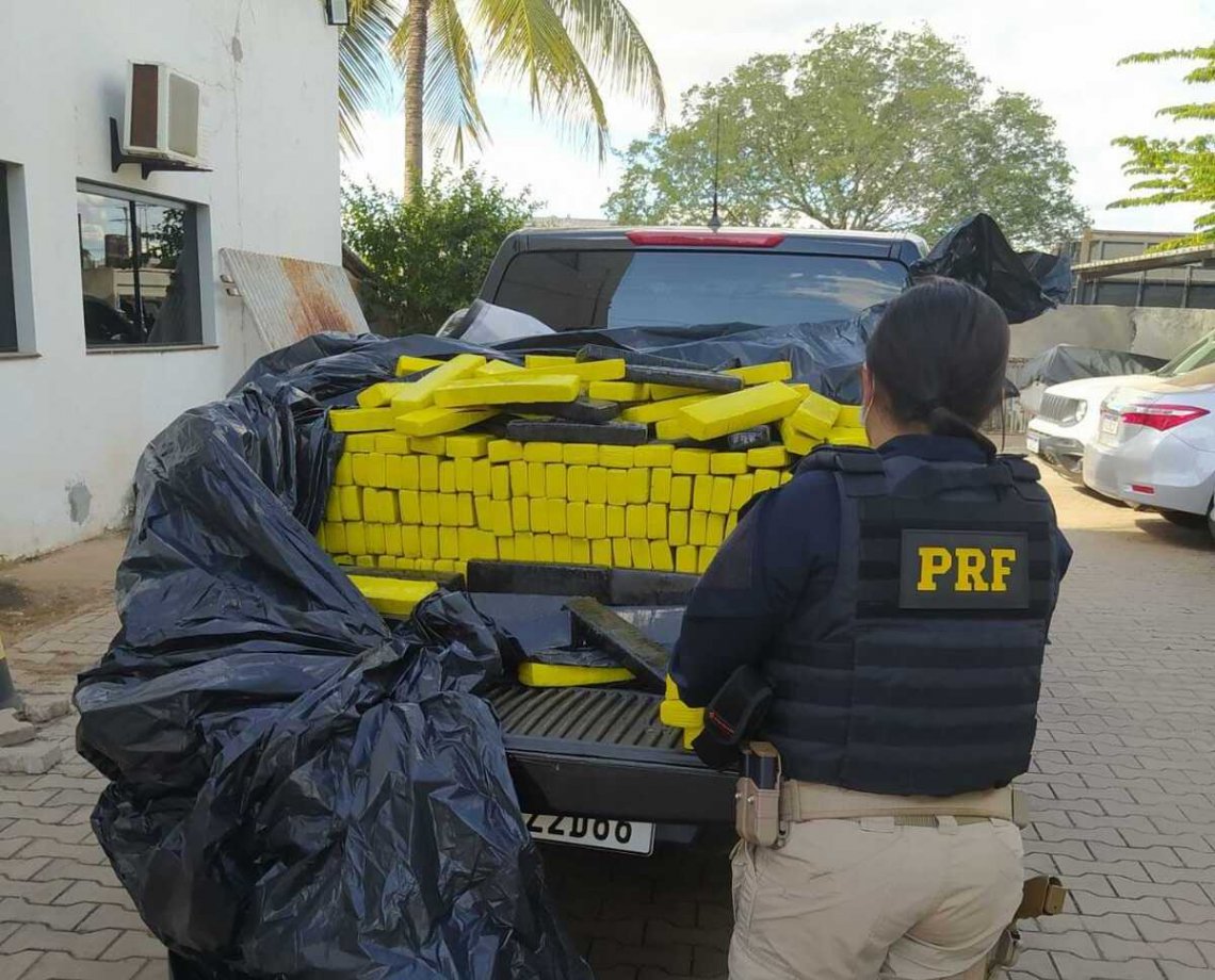 Após perseguição em BR, dois homens são presos com mais de 600 kg de drogas dentro do carro no interior da Bahia