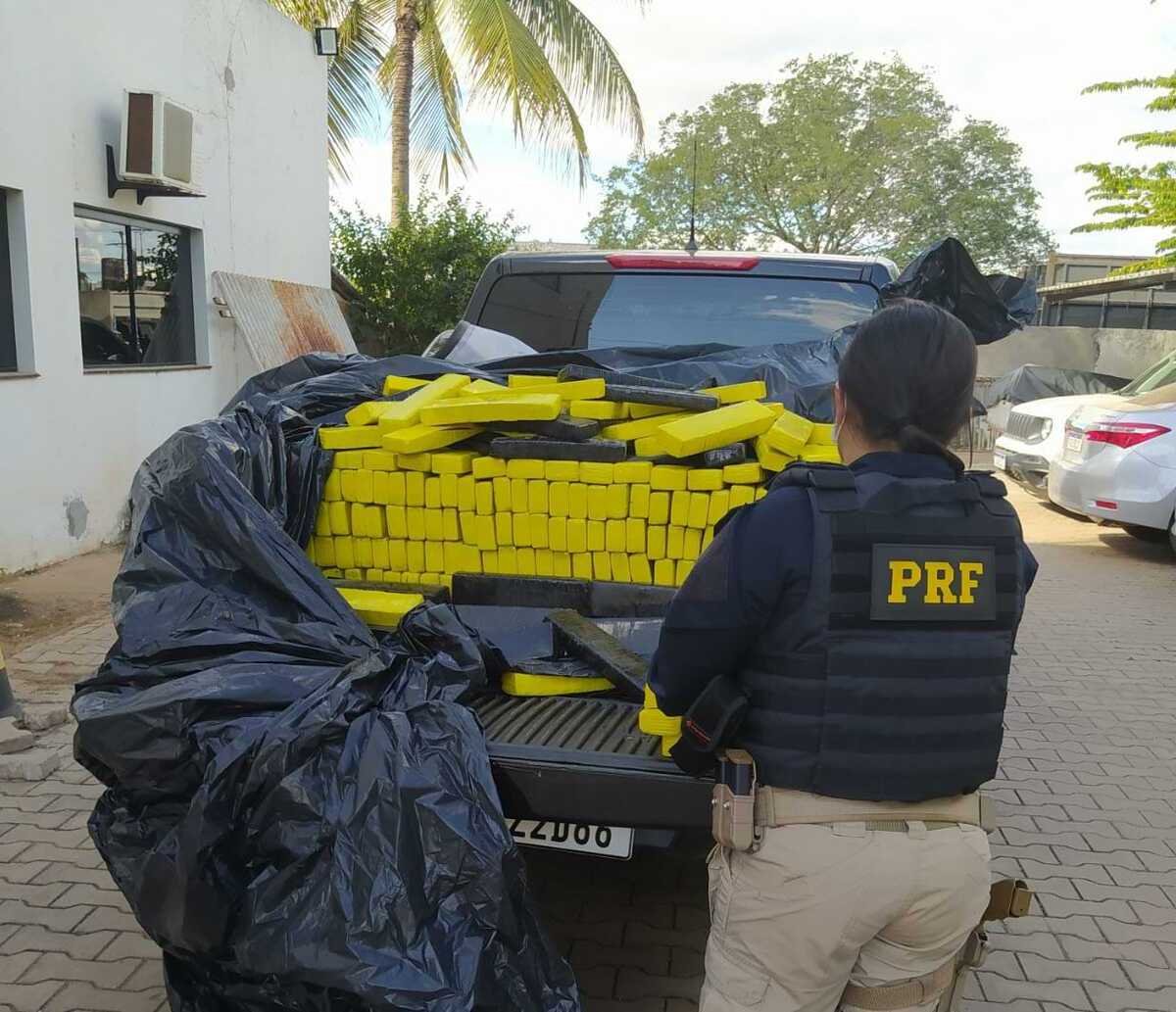 Após perseguição em BR, dois homens são presos com mais de 600 kg de drogas dentro do carro no interior da Bahia