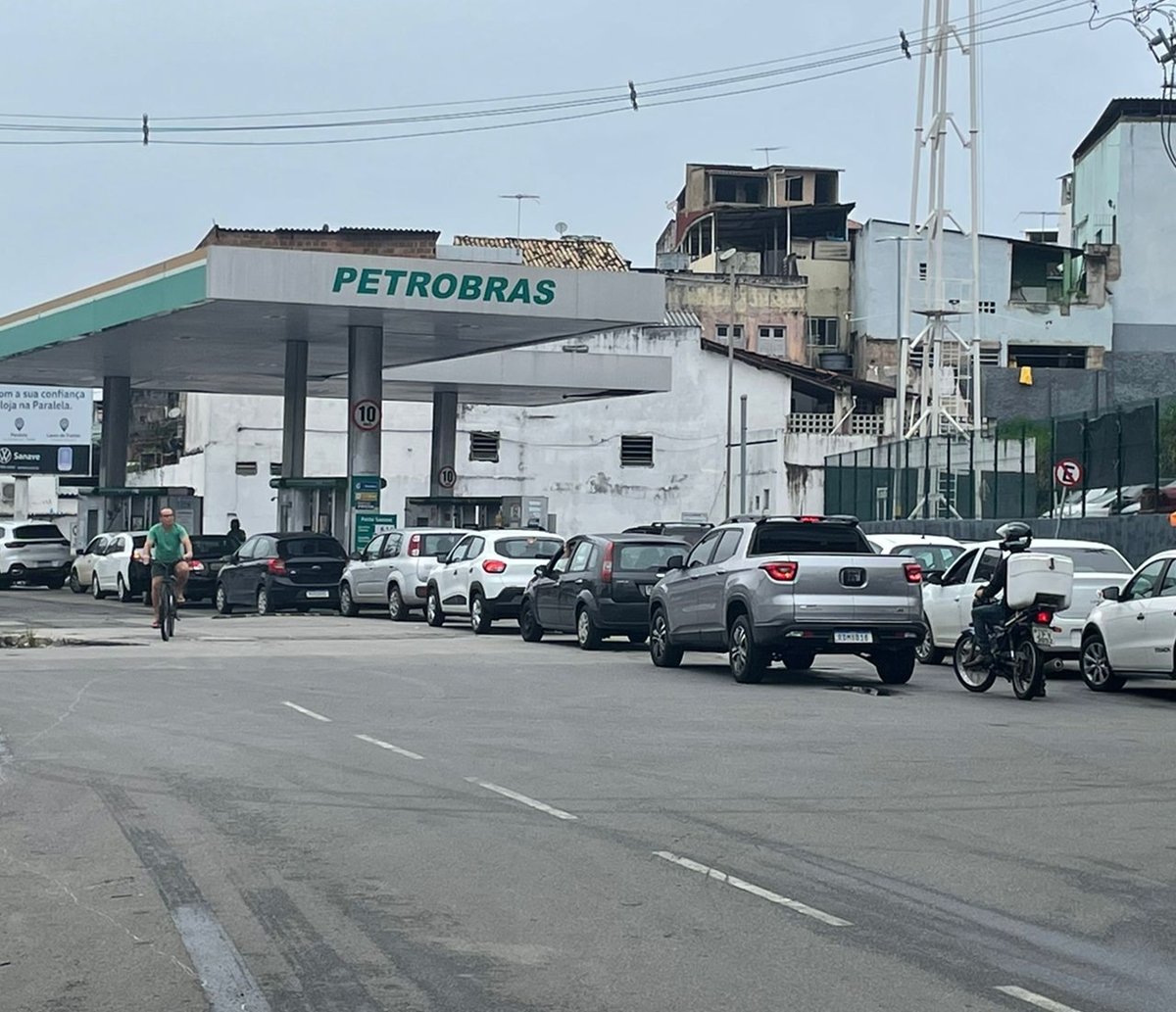 Posto vende gasolina com desconto de R$ 0,20 em Salvador e motoristas comemoram   