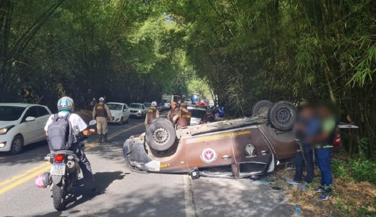 PMs ficam feridos após viatura capotar na Estrada do Derba, em Salvador  