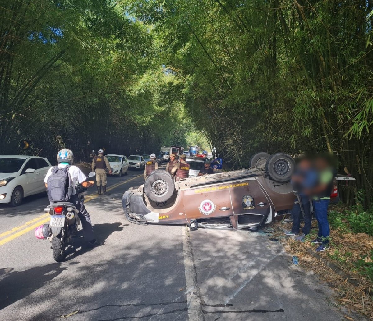 PMs ficam feridos após viatura capotar na Estrada do Derba, em Salvador  