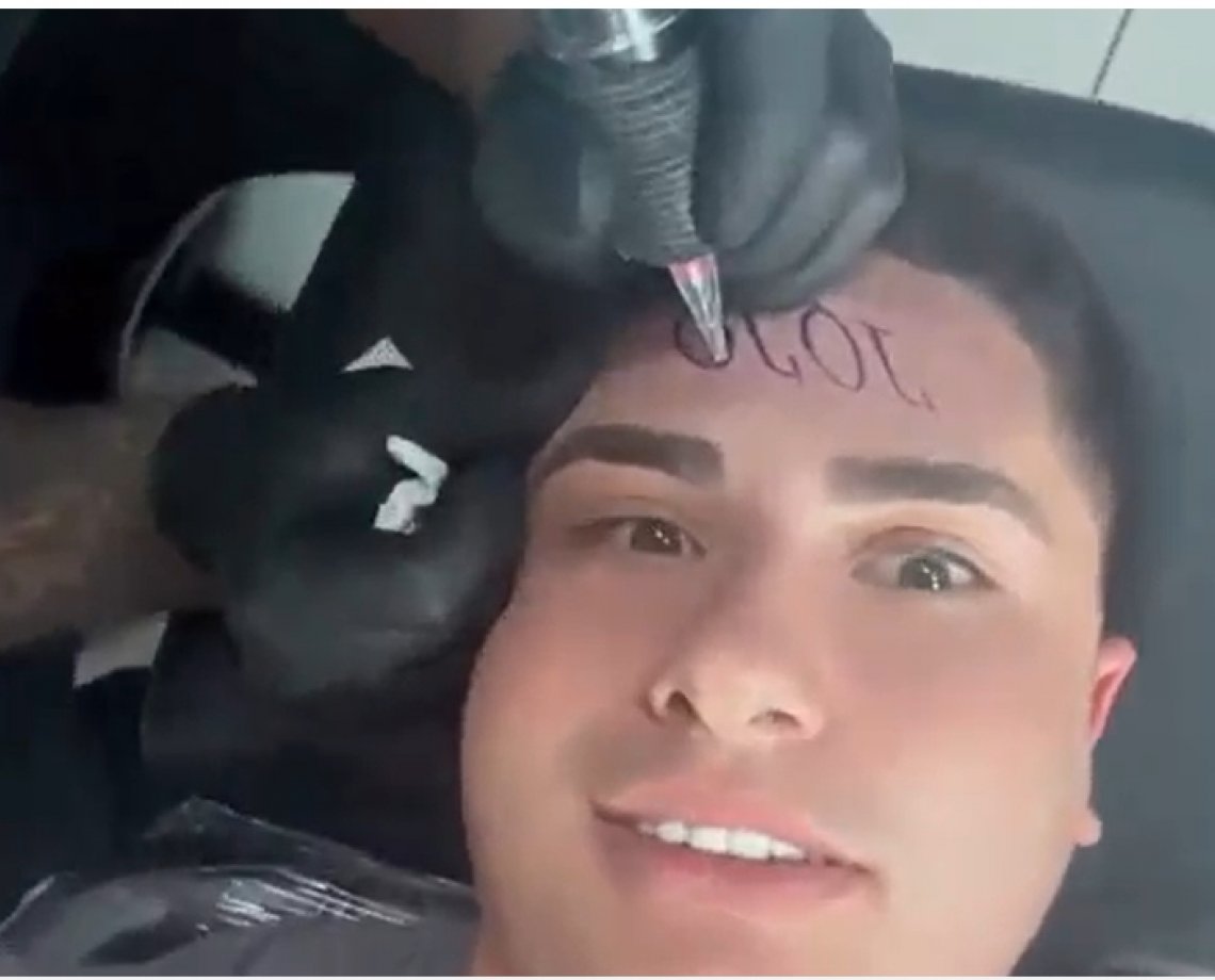 Marido de Jojo Todynho posta vídeo tatuando o nome da cantora na testa