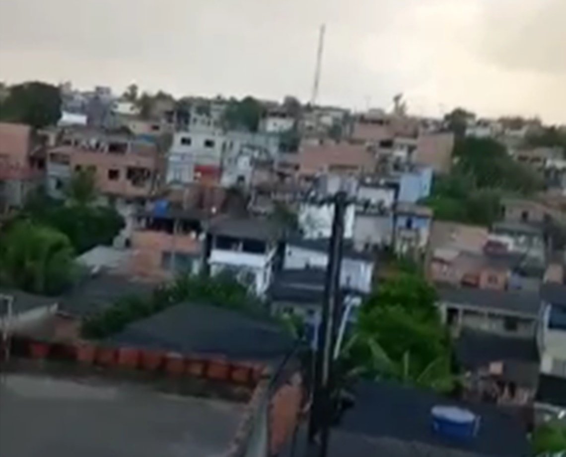 VÍDEO: Moradores registram tiroteio de quase meia hora no Rio Sena, em Salvador; policiamento foi reforçado no local