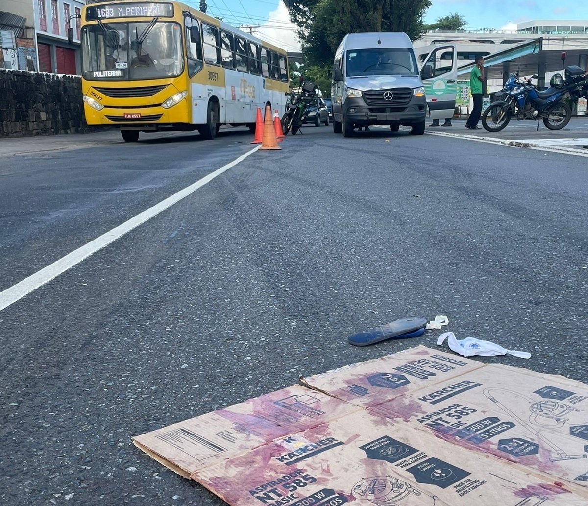 Idoso fica ferido após sofrer atropelamento na Avenida Contorno, em Salvador; vítima foi para hospital