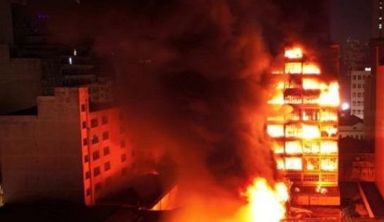 Prédios comerciais são atingidos por incêndio de grande proporção no centro de São Paulo