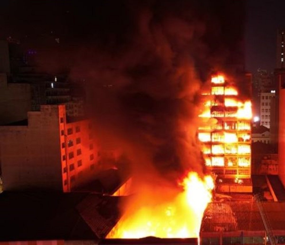 Prédios comerciais são atingidos por incêndio de grande proporção no centro de São Paulo