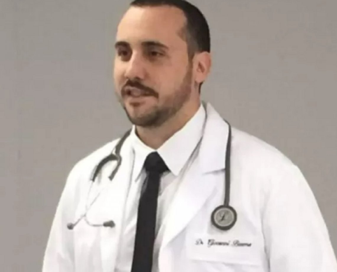 Médico é flagrado colocando pênis na boca de mulher que dava à luz; enfermeiras filmaram tudo