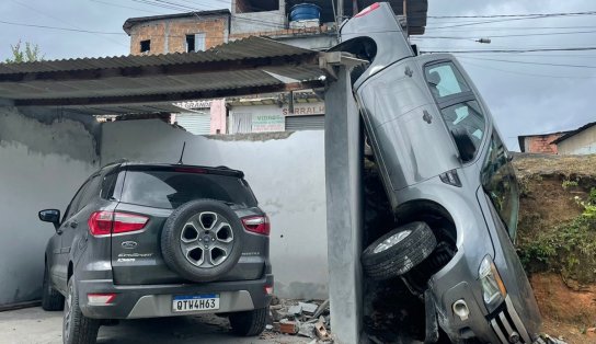 Carro fica pendurado após motorista passar mal em Salvador; testemunha relata momentos de tensão  