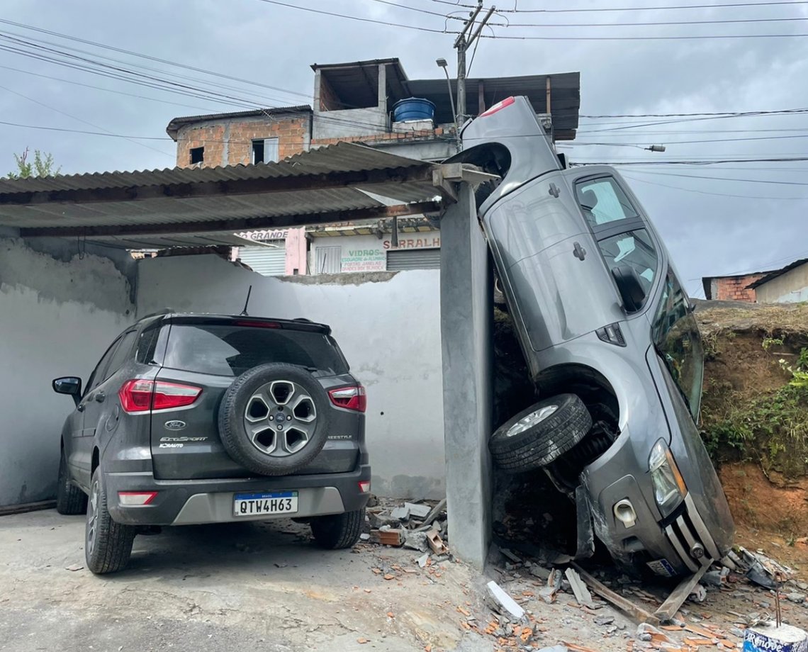 Carro fica pendurado após motorista passar mal em Salvador; testemunha relata momentos de tensão  