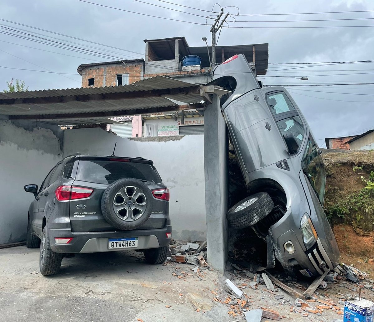 Carro fica pendurado após motorista passar mal em Salvador; testemunha relata momentos de tensão  