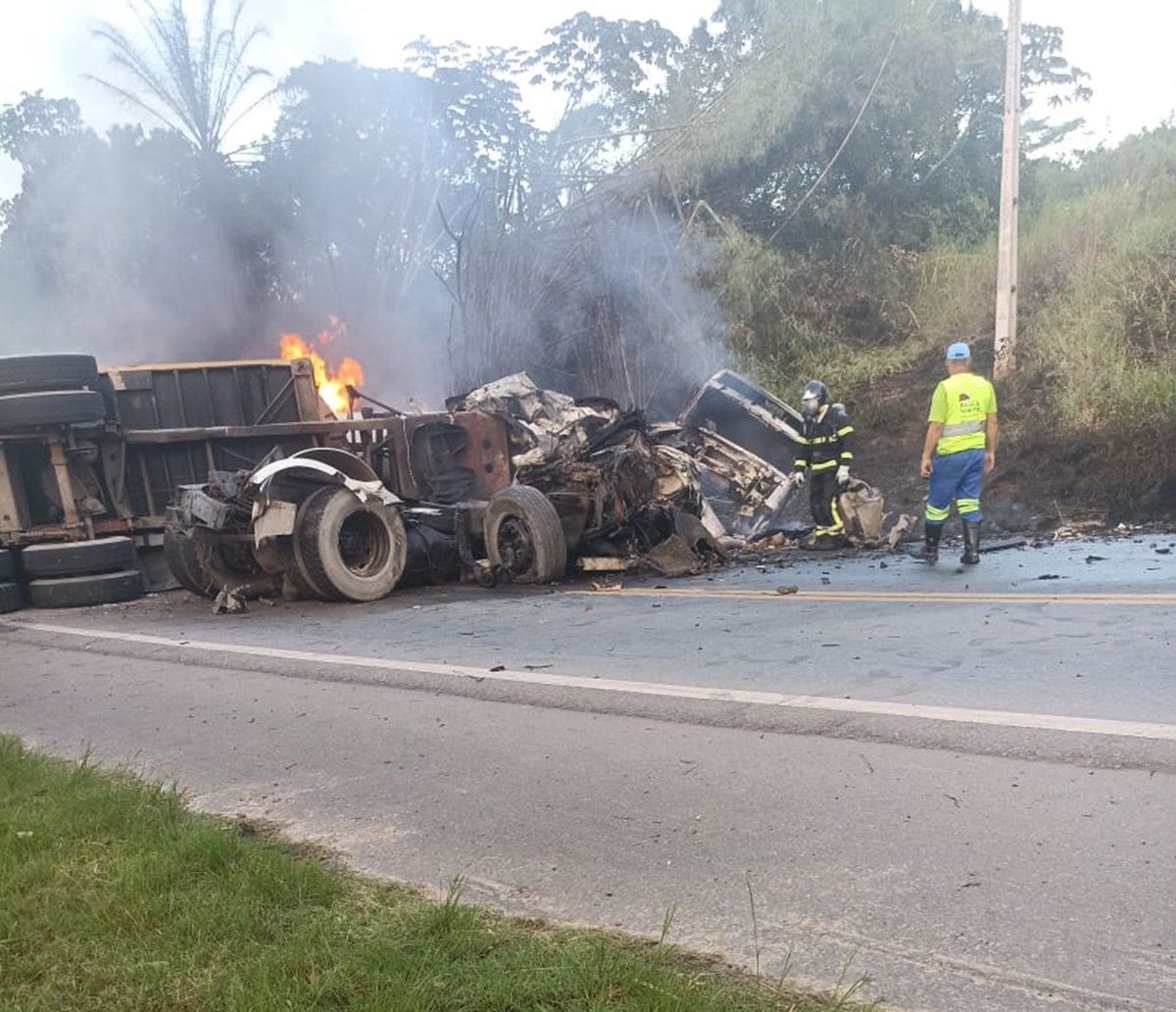 Caminhoneiros morrem após batida na BA-093, em Pojuca; vídeo mostra cenário de destruição  