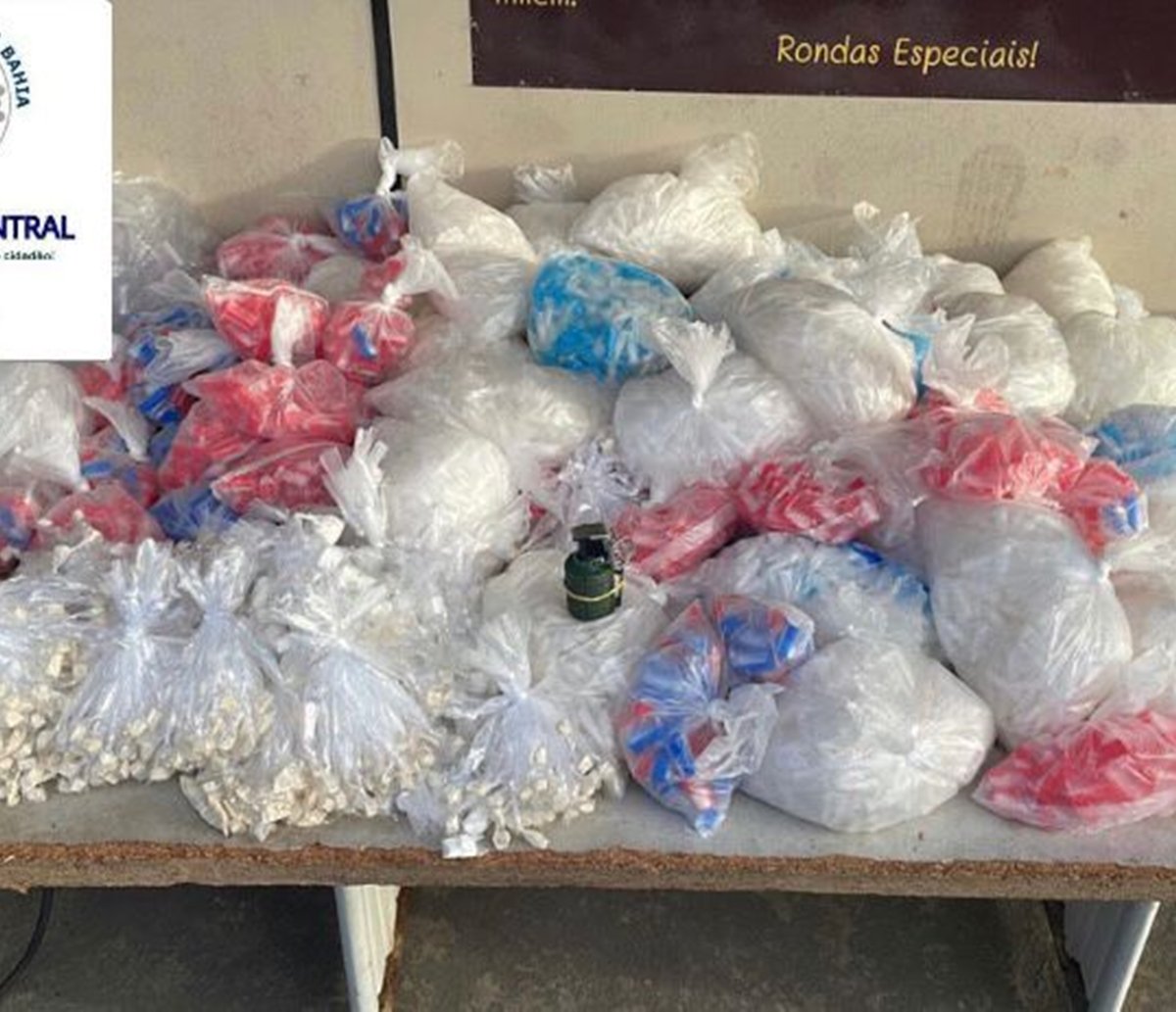 Rondesp acha 4500 pinos de cocaína e granada com homem em Salvador  