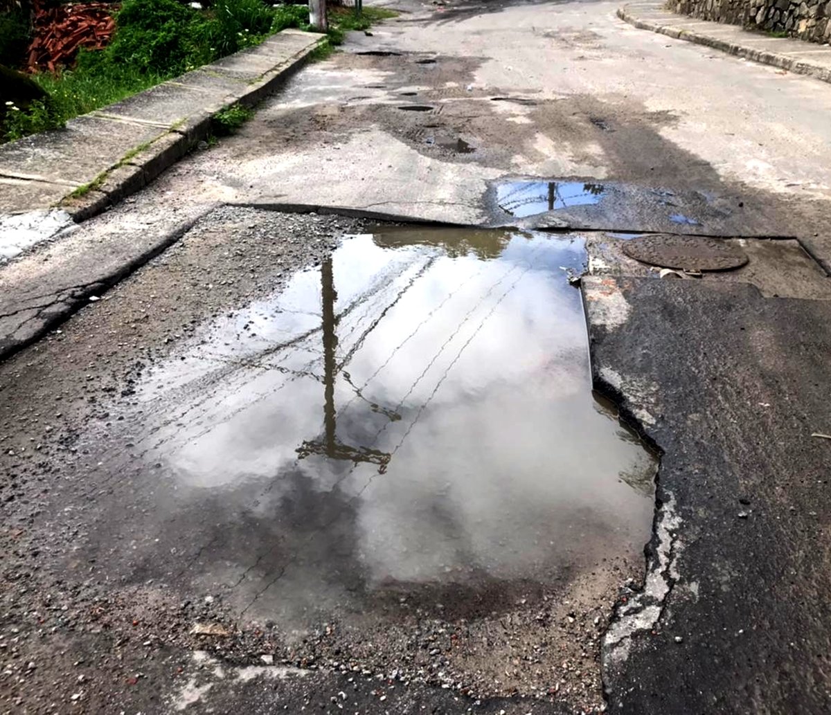 Moradores de Nova Brasília do Itapuã reclamam de buracos e vazamentos; "Não está fácil para quem mora aqui" 