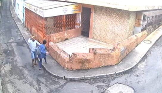 Vídeo: Mulher é esfaqueada durante assalto no Santo Antônio Além do Carmo