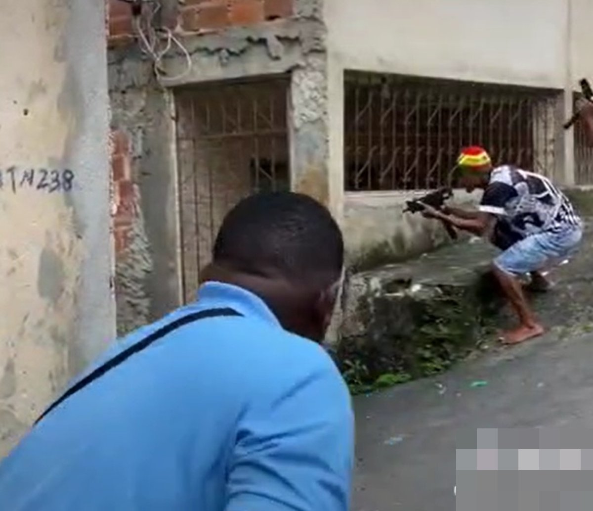 Clipe evangélico que cita bairros de Salvador, simula tráfico e fala em "Exu Caveira" gera polêmica com adeptos do candomblé 