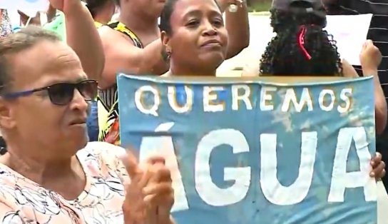 Sem água em casa, moradores do Cassange protestam na Estrada Velha do Aeroporto