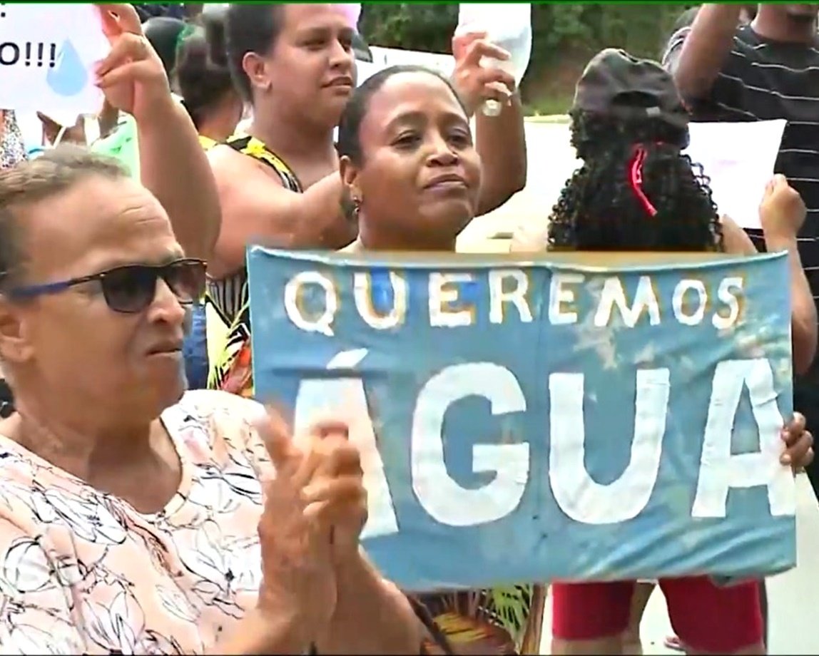 Sem água em casa, moradores do Cassange protestam na Estrada Velha do Aeroporto