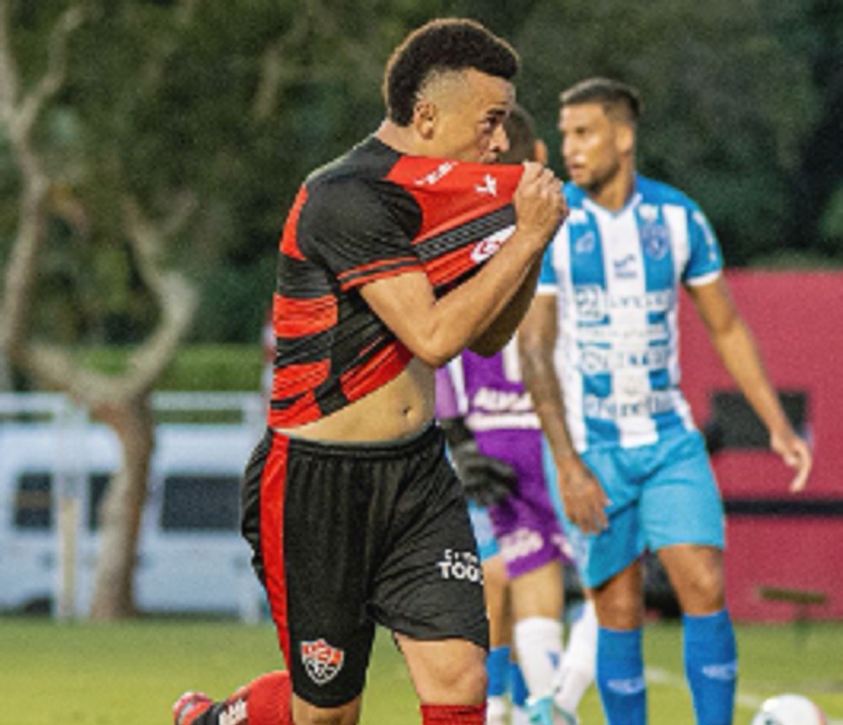 Com Barradão lotado, Vitória vence  Paysandu, faz a festa da torcida e entra na briga do G8 da série C