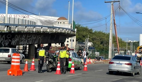 Motorista perde controle de carro, derruba poste e situação gera falta de energia e transtornos na Avenida ACM 