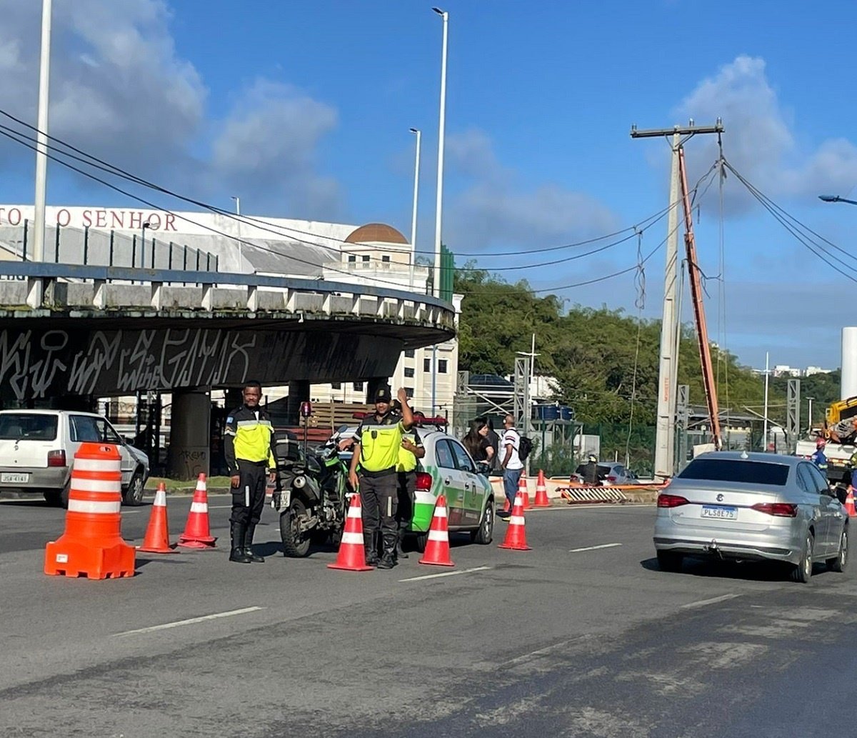 Motorista perde controle de carro, derruba poste e situação gera falta de energia e transtornos na Avenida ACM 