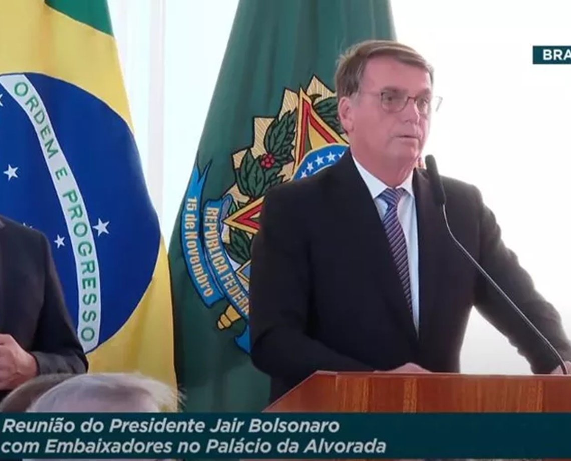 Em evento com embaixadores, Bolsonaro repete falas já desmentidas sobre sistema eleitoral; Fachin fala em 'encenação'